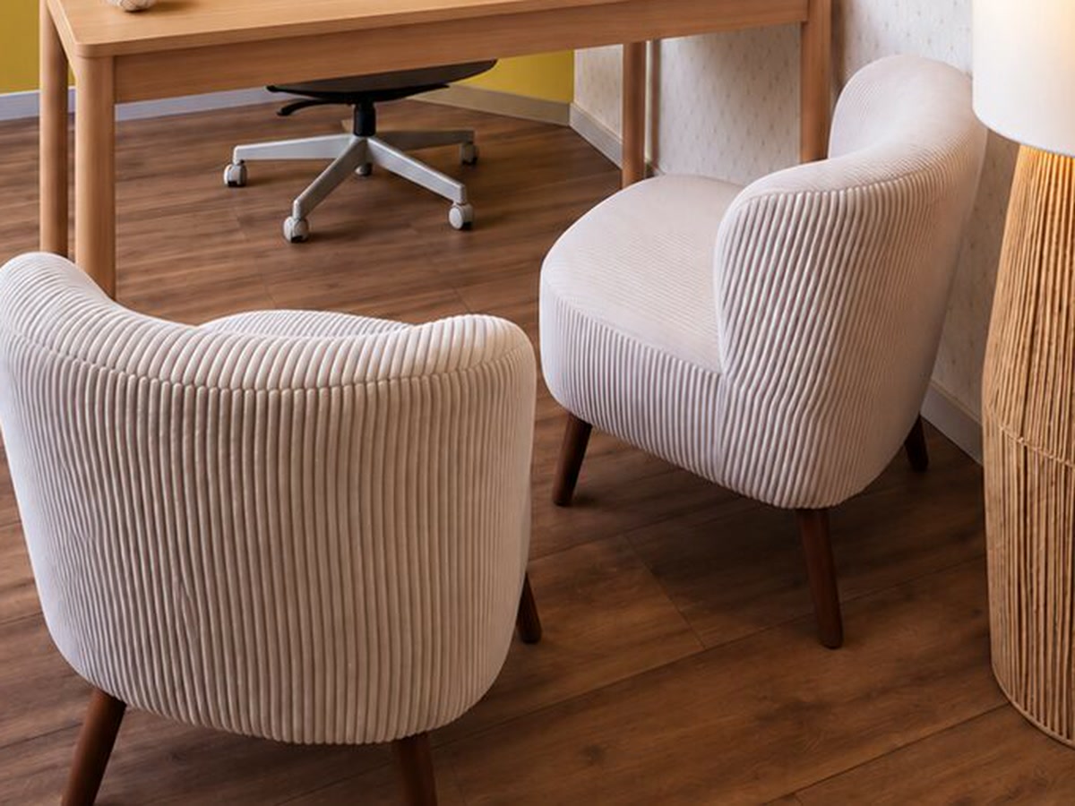 Salle Soleil à Lésigny : deux fauteuils clairs face au bureau, prêts pour un rendez-vous